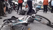 Xế hộp tông xe đạp khiến cụ ông tử vong