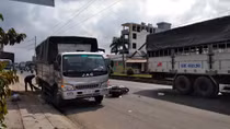 Tông vào xe tải đang dừng bên đường, một thanh niên nhập viện cấp cứu
