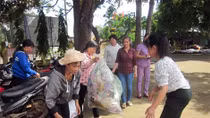 Tuyệt vời mô hình thu gom rác của chị em ở một xã biên giới