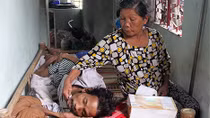 Mẹ già nhặt ve chai chăm con bị bệnh hiểm nghèo