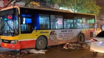 Xe buýt chèn qua người đi xe máy 