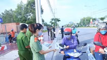 Phát tờ rơi tuyên truyền, phòng chống tội phạm