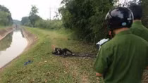Thi thể nam thanh niên cháy đen bên bờ kênh