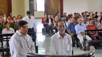 Hoãn phiên xử cựu Chủ tịch huyện Đông Hòa cùng 15 đồng phạm