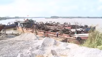 Phát hiện, bắt quả tang 2 tàu khai thác cát trái phép