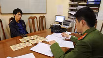 "Vác" cả bao tiền giả về nước tiêu thụ