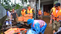 100 suất quà Tết đến với người dân vùng “rốn lũ” Quảng Ngãi