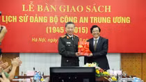Bàn giao cuốn sách “Lịch sử Đảng bộ Công an Trung ương (1945 - 2015)”