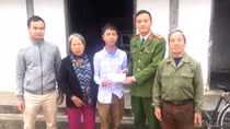 Giúp bé trai đi lạc gần 100km về với gia đình