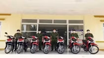 Trang cấp xe máy cho Công an xã chính quy huyện Krông Nô
