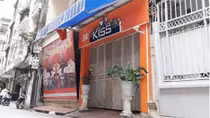 Chủ quán karaoke trấn lột tiền khách nước ngoài