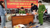 Người dân giao nộp băng đạn súng AK và nhiều pháo hình lựu đạn 