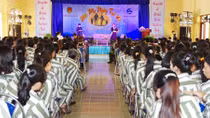 Tết về sau cánh cổng trại giam