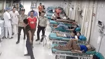 Dùng súng cao su bắn thủng xe bệnh viện sau khi gây rối