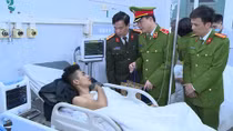 Cảnh sát nhường bình dưỡng khí cho người mắc kẹt trong đám cháy