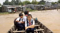 Mưu sinh trên “ốc đảo” giữa dòng sông Hậu