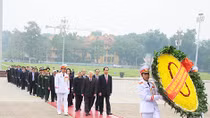 Lãnh đạo Đảng, Nhà nước và Bộ Công an vào Lăng viếng Chủ tịch Hồ Chí Minh