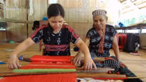 Cụ bà Cơ tu “truyền lửa” nghề dệt thổ cẩm