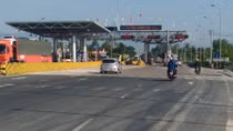Lái xe dùng tiền lẻ gây ùn tắc BOT Ninh An ở Khánh Hòa
