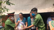 Công an huyện Đắk R’lấp tặng 26 suất quà cho các gia đình hộ nghèo