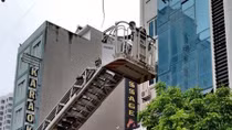 Giải cứu 5 người mắc kẹt trong tòa nhà 9 tầng bị cháy