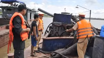 Bắt quả tang 8 tàu khai thác cát trái phép trên sông Hồng