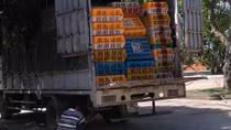 Phát hiện xe tải chở 3 tấn gà lậu
