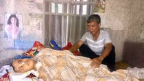 Khốn khổ nuôi vợ tâm thần và con trai nằm liệt giường