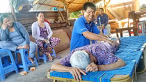 Đình chỉ hoạt động trái phép của thợ mộc bỗng dưng “biết” chữa bệnh
