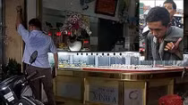 Vờ mua vàng rồi cầm 2 dây chuyền bỏ chạy