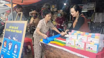Người phụ nữ kiên trì đưa túi nilon tự hủy vào chợ truyền thống