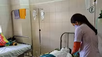 Cá cược leo trụ điện để tranh giành người yêu, nam sinh bị bỏng nặng