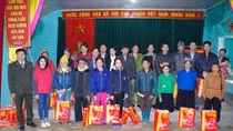Tặng quà cho các gia đình chính sách tại Hà Giang
