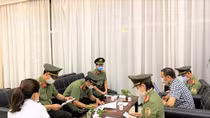 Sử dụng tên và địa chỉ của người khác để trốn đi nước ngoài