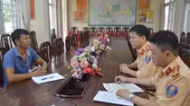 Xử phạt tài xế dừng ô tô tiểu bậy giữa đường