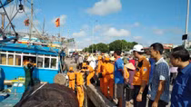 Cứu 17 thuyền viên sau cơn bão số 10