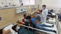 Hơn 100 công nhân nhập viện sau bữa ăn tối tại công ty 
