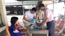 CSGT lao mình trong nước xiết cứu sống một phụ nữ rơi xuống sông