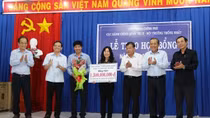Phó Thủ tướng Trương Hòa Bình tặng quà hộ nghèo biên giới Tây Ninh