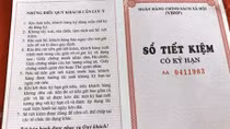 Đoàn thanh niên Công an tặng sổ tiết kiệm cho hộ gia đình chính sách