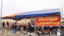 Người dân lập chốt chặn xe vào bãi rác ở Hải Phòng