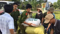 Đoàn viên Thanh niên Công an giúp nông dân “giải cứu” ớt