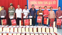Hộ nghèo ở TP HCM được nhận quà Tết trị giá hơn 1,1 triệu đồng