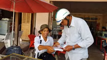 Người đàn ông bán vé số trở thành công chức huyện