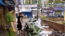 Tường rào đổ sập sau cơn mưa, bé trai 7 tuổi tử vong