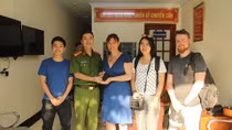 Nữ du khách Pháp vui mừng nhận lại điện thoại đánh rơi