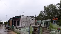 Hàng trăm hộ dân nhiều năm sống chung với mồ mả