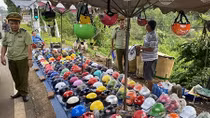 Nhiều cơ sở bán mũ bảo hiểm không rõ nguồn gốc
