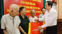Đồng chí Trần Thanh Mẫn tặng quà gia đình chính sách ở Can Lộc, Hà Tĩnh
