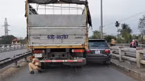 Xe tải kẹp chặt xe 7 chỗ trên cầu, 3 người thoát chết